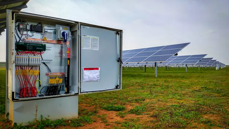 Combiner Box Renovagy instalada em campo fotovoltaico